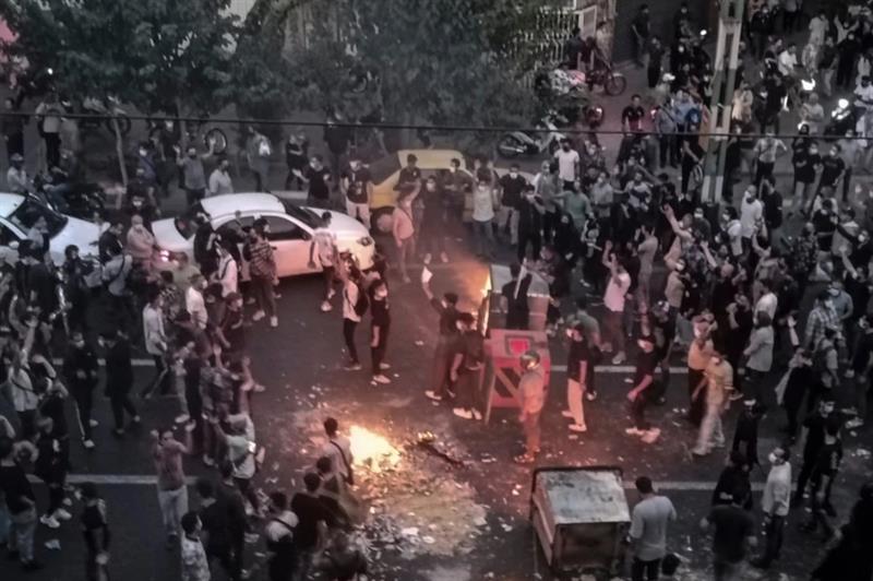 Режимот во Иран е поранлив отколку кога било досега, но Хаменеи не покажува знаци дека ќе попушти
