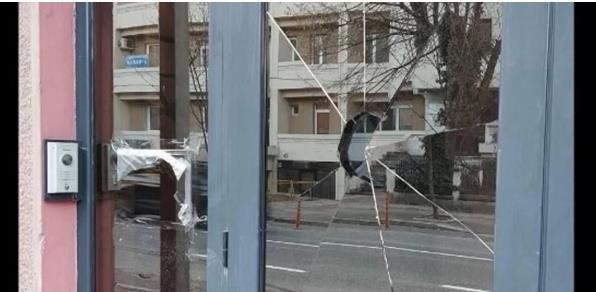Приведено лицето кое го оштети стаклото на влезната врата на Бугарската амбасада