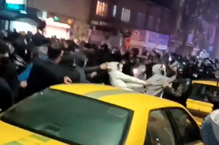 Најмалку 5.000 луѓе се убиени за време на протестите во Иран, тврди ирански официјален претставник