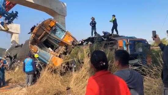 Видео: Најмалку 22 луѓе загинаа откако кран падна врз воз на Тајланд
