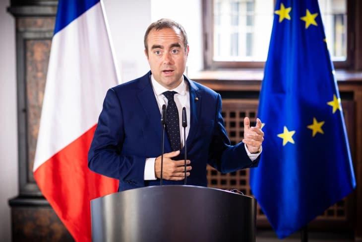 Француската влада преживеа гласања за недоверба