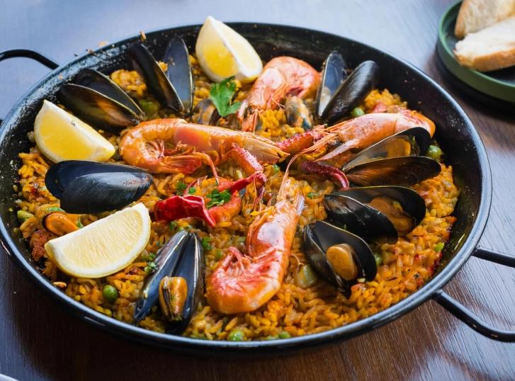 Паелја – медитеранска класика со морски плодови