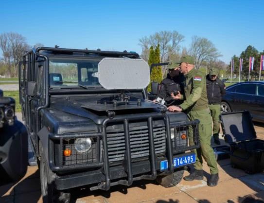 Политико: Српски разузнавачи заедно со руската ФСБ тестирале звучни топови врз кучиња