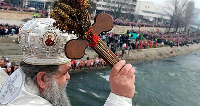 Подготовки за Водици: Досега 140 пријавени за фаќање на крстот во Вардар на мостот „Слобода“ во Скопје