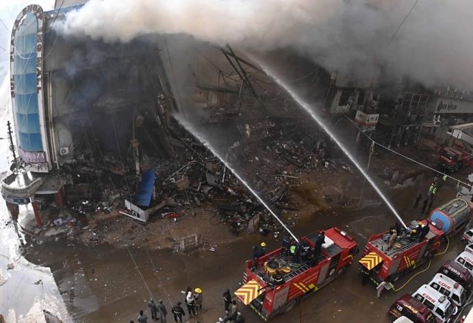Најмалку 11 луѓе загинаа во пожар во трговски центар во Пакистан