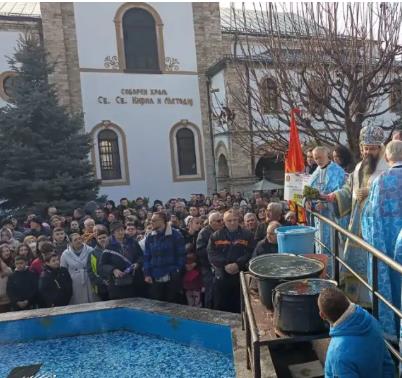 Јовица Илиески-Кара го фати осветениот крст за Богојавление-Водици во Тетово