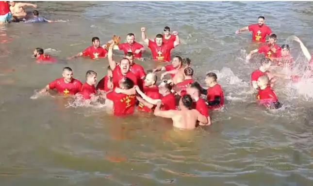 Крстот за Водици во Кочани во рацете на Марјан Заов
