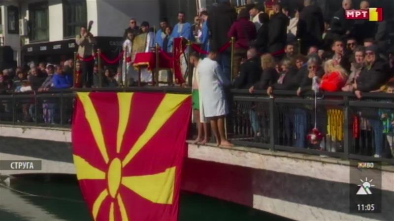 Најмасовно и годинава во Охрид – светиот крст втора година по ред во рацете на Мартин Гоџо од Варош 