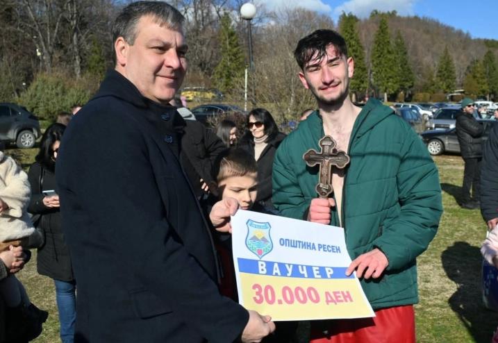 Христијан Џеповски го извади Светиот крст од Преспанско Езеро