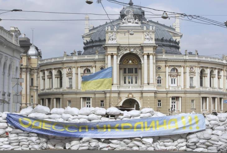 Русите нападнаа станбени области и енергетска инфраструктура во регионот Одеса