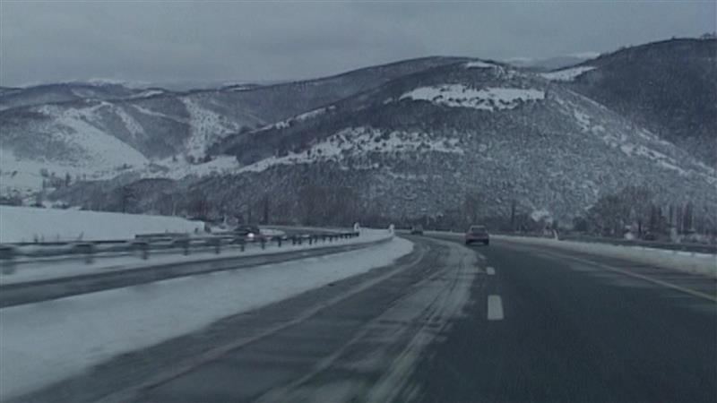 Македонија под снег, надлежните уверуваат дека патиштата се проодни