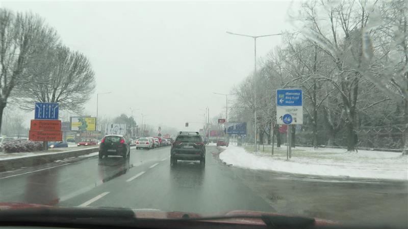 Скопје под снежна покривка, четворица скопјани завршиле во болница 