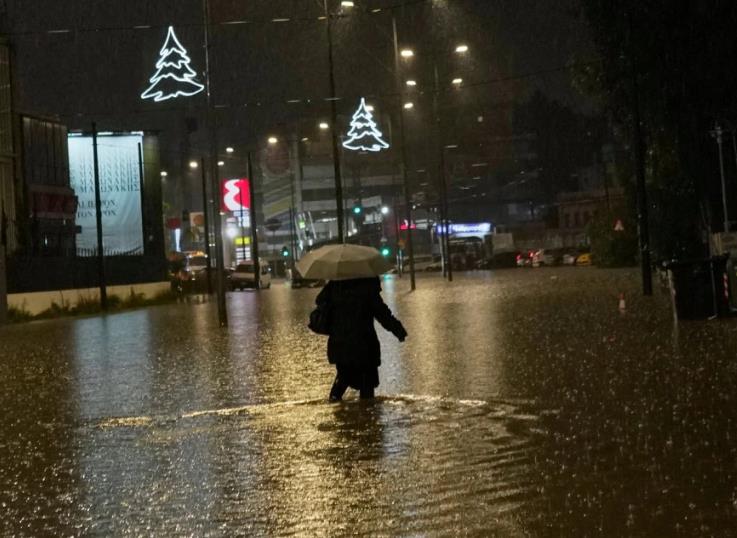 Противпожарната служба на Грција примила над 900 повици за помош поради невремето во областа Атика
