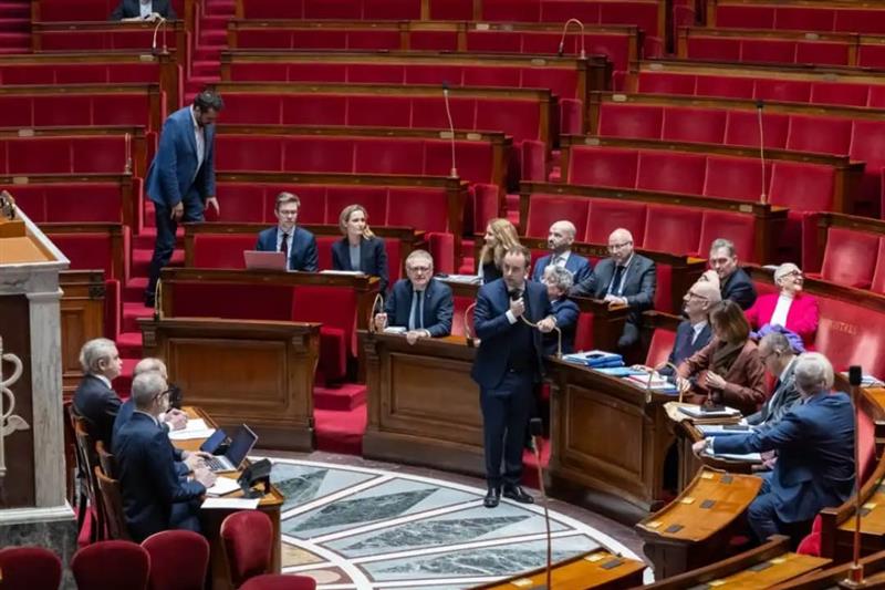 Француската влада преживеа две гласања за недоверба поднесени од крајната левица и крајната десница