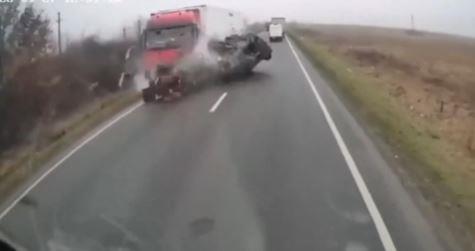 Вознемирувачко видео: Во сообраќајна несреќа во Романија загинаа седум лица, меѓу нив и навивачи на грчкиот фудбалски клуб ПАОК