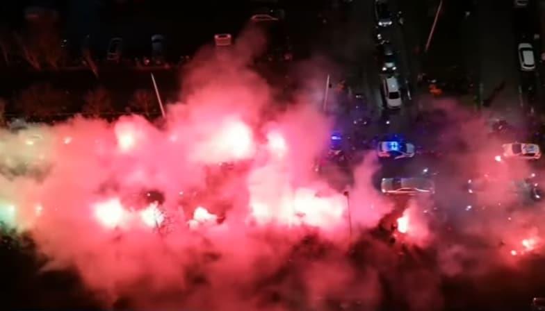 Навивачите на ПАОК го запалија Солун во чест за седумтемина загинати во сообраќајката во Романија (ВИДЕО)