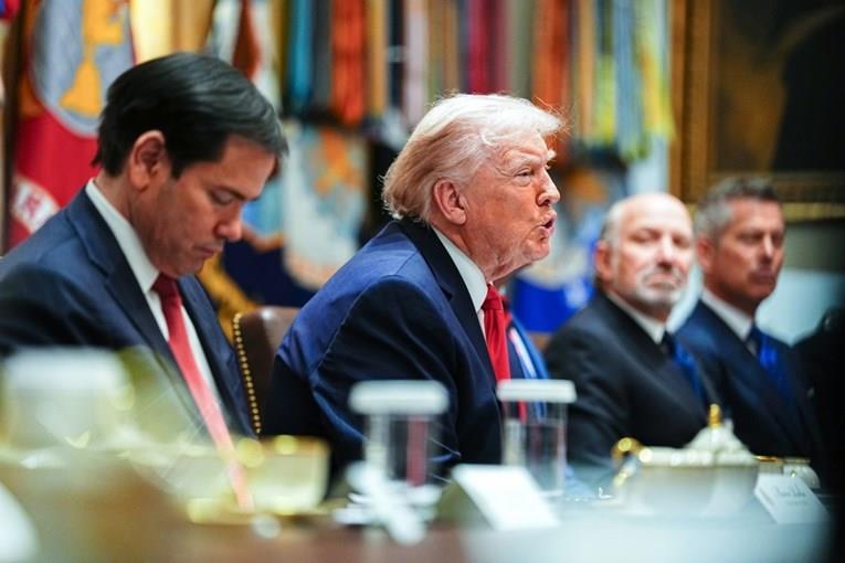 Анкета: За шест од 10 Американци, Трамп е сè понепредвидлив, за 61 отсто е покаприциозен, а 40 отсто го одобруваат неговото работење