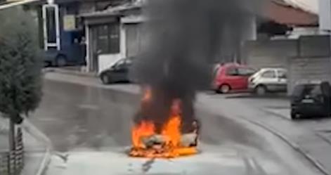 Гори автомобил во близина на Пластичарска