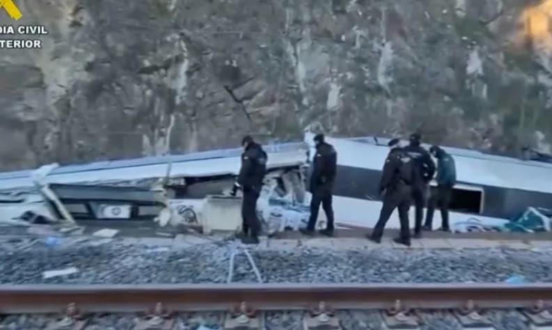 Расте бројот на жртвите во железничката несреќа во Шпанија- одложена е државната комеморација 