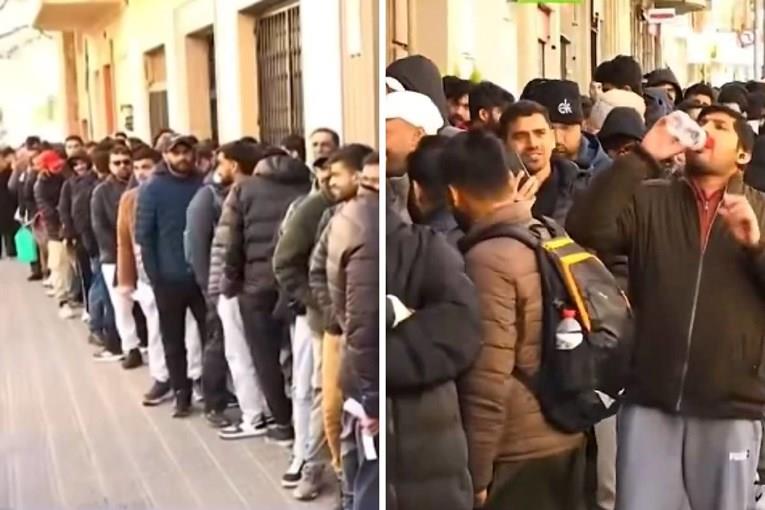Огромни редици имигранти на улиците на Барселона по одлуката на шпанските власти (ВИДЕО)