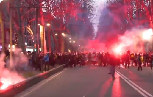 Хаос во Торино: Повредени се над 100 полицајци во насилните протести (Вознемирувачко видео) 