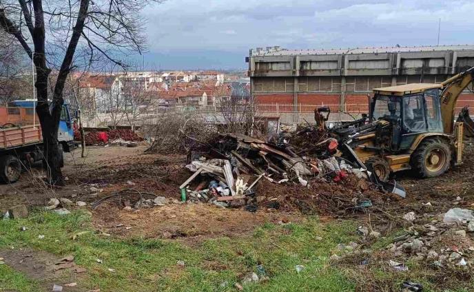 Урнати бесправно изградени објекти во близина на училиштето „Никола Карев“ во Струмица