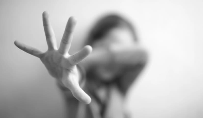 Ужас во Франција: Десет мажи со помош на таткото силувале петгодишно дете