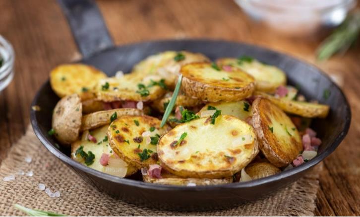 Вкусна салата од печен компир