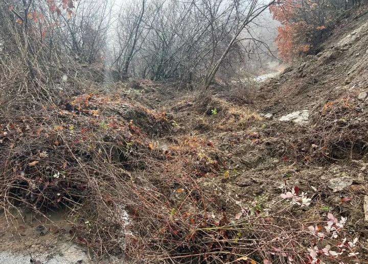 Расчистени одроните од камен, земја и дрва од новиот пат за село Скудриње