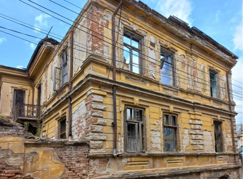 Општина Битола со писмено известување до сопственици чии куќи се потенцијална опасност за граѓаните