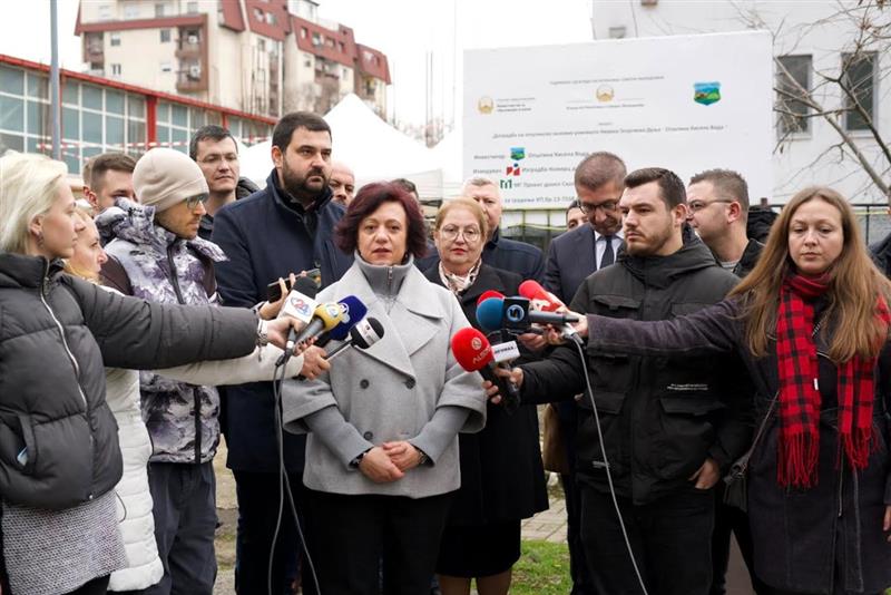 Градоначалничката Бети Стаменкоска Трајкоска, премиерот проф. д-р Христијан Мицкоски и министерката Весна Јаневска во увид на доградбата на ООУ „Невена Георгиева -Дуња”