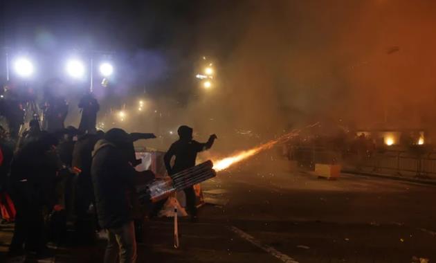 Хаос во Тирана: Протест на опозицијата, гореа зградите на Владата и Парламентот, повредени 16 полицајци! 