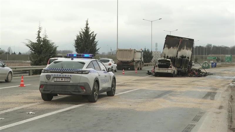 Едно лице е тешко повредено во сообраќајна несреќа на влезот на Скопје