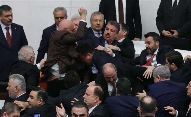 Жестока тепачка во турскиот парламент, падна и крв (ВИДЕО)