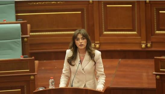 Конституирано е косовското собрание- Албулена Хаџиу конечно стана претседателка 