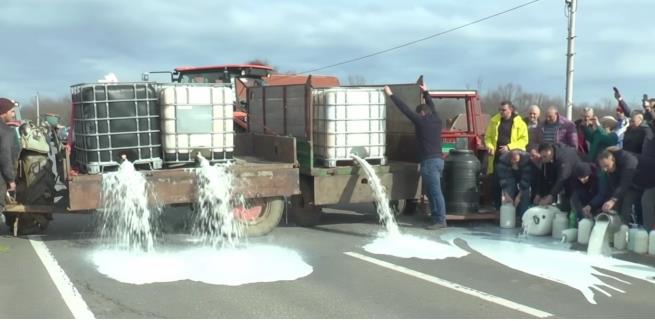 Продолжув блокадата на Ибарска магистрала од производителите на млеко во Србија