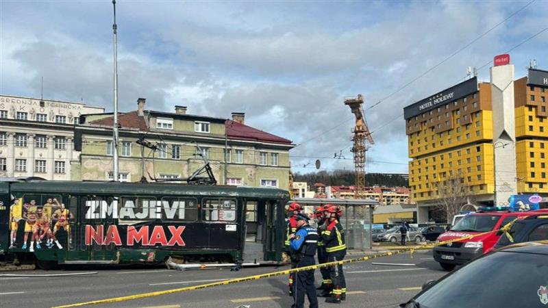 Tрамвај излета од шините во Сараево, една жена загина, неколкумина се повредени