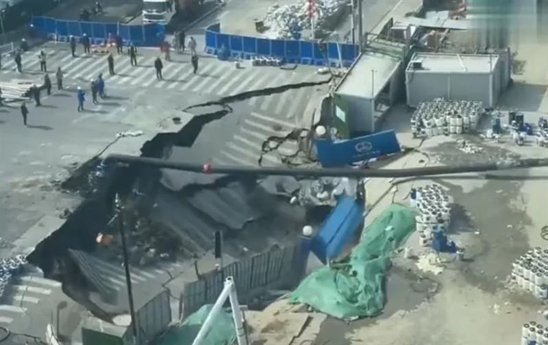 Џиновска дупка „проголта“ цела крстосница во Шангај- луѓето бегаат во паника (ВИДЕО)