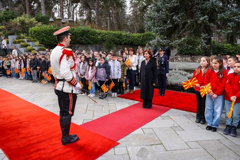 Традиционална церемонија на свечено менување на државното знаме во претседателскиот кабинет