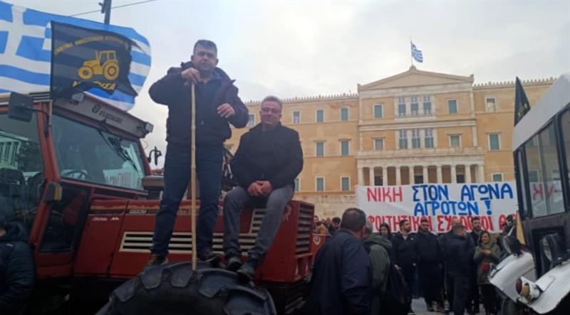 Трактори го блокираа грчкиот Парламент во центарот на Атина – земјоделците со порака дека нивната битка продолжува