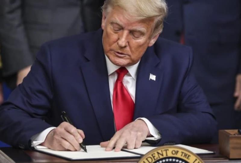 Милиони долари се исплаќале на починати Американци- Трамп потпиша нов закон: На мртвите не им требаат чекови
