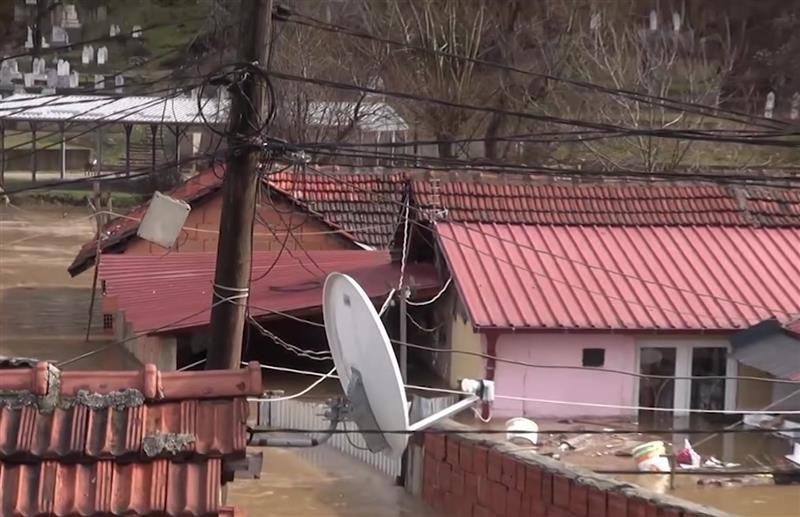 Поплави во Кичево – десетици куќи и возила под вода, евакуирани над 200 граѓани