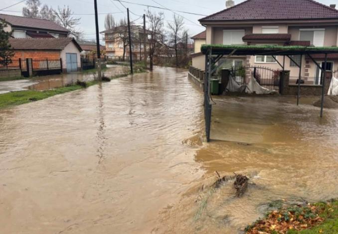 Поплавени земјоделски површини и куќи, се уште исклучително висок водостојот на Вардар во горното течение