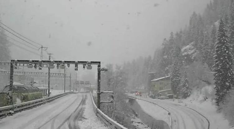Воз излета од шините поради лавина во Швајцарија, се претпоставува дека има повеќе повредени