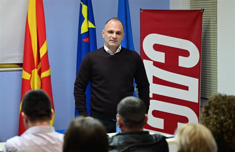 Филипче: Премиерот се луксузирал со владин авион на одмор додека нема пари за плати