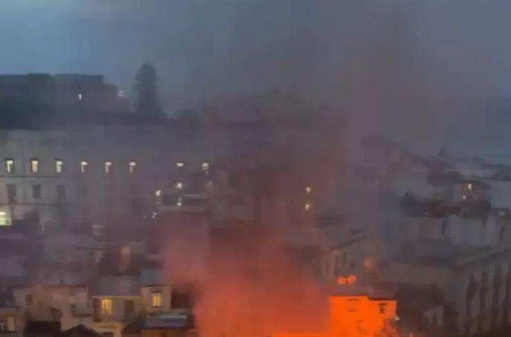 Изгаснат пожарот во театарот Санаѕаро во Неапол, четири лица се повредени, а 60 се евакуирани