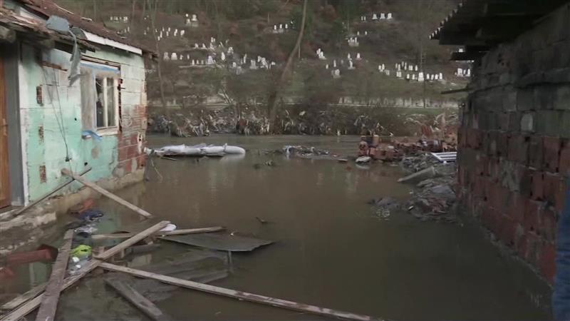 Водата се повлече во Кичево, штетите излегоа на површина – 250 граѓани остануваат во спортската сала 
