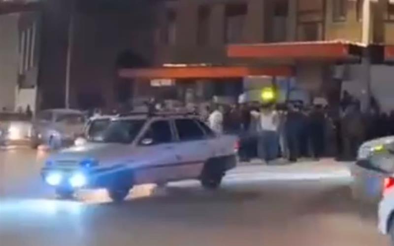 Демонстранти на кружен ток во Иран извикуваат „Смрт за Хамнеи“ (ВИДЕО)