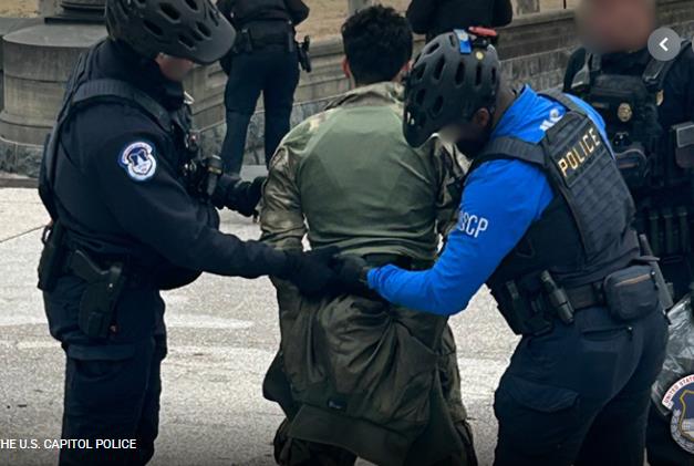 Фото: Во близина на Капитол уапсено вооружено момче