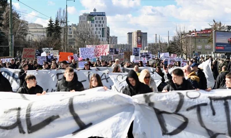 Шести ден масовни протести во Сараево по сообраќајката во која загина студент: Сите ќе заминеме од државата